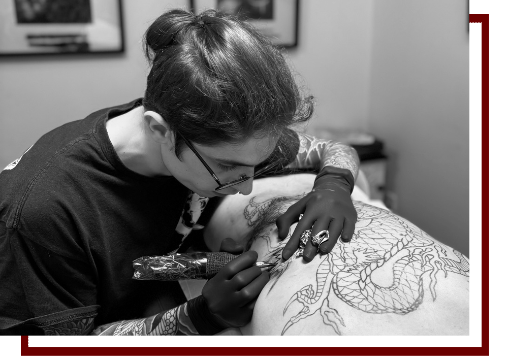 foto van Yentonic tattoo aan het werk aan een Japanese Traditional tattoo van een draak